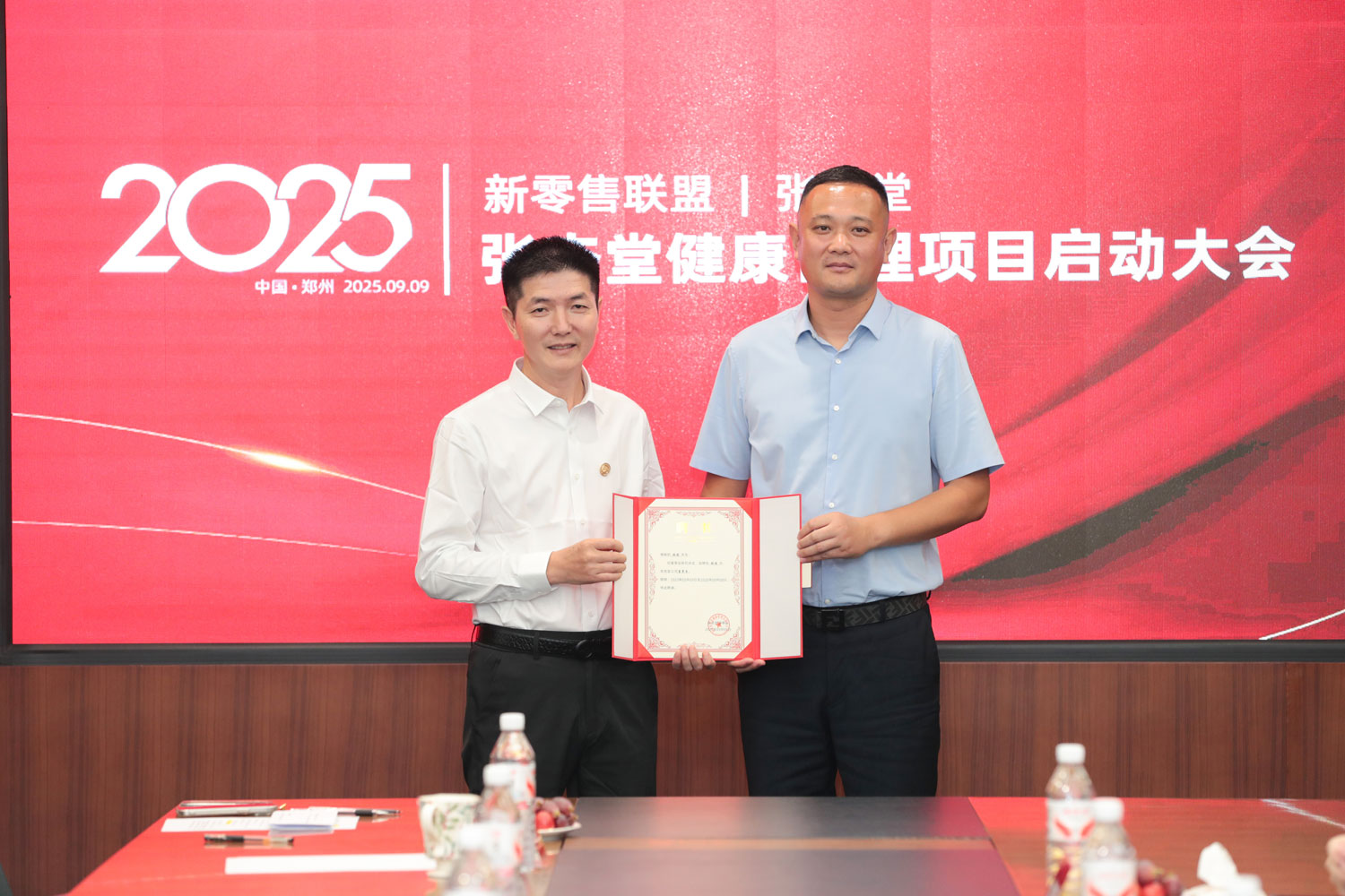 王帅为张海颁发任命（压缩所）.jpg